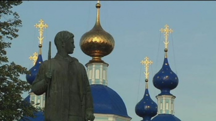 Pop protestoval proti věznění Pussy Riot. Vyobcovali ho z církve