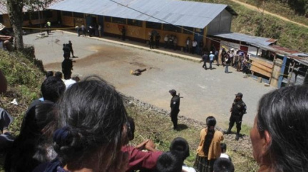 Muž zabil dvě děti mačetou ve škole. Dav ho zlynčoval k smrti a upálil