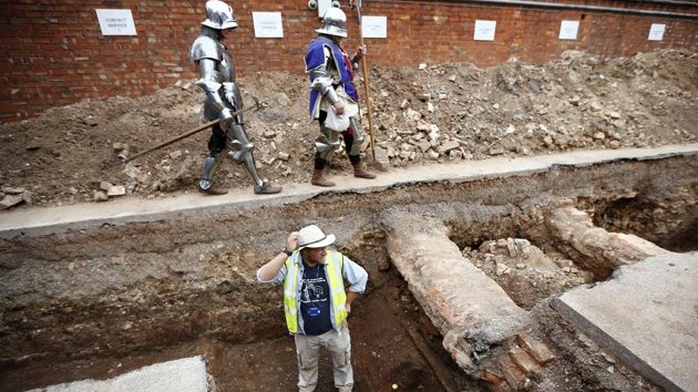 Archeologové patrně objevili ostatky Richarda III. Na parkovišti