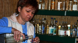 Počet obětí otravy alkoholem stoupl na 16. Prodej tvrdého alkoholu v ČR klesá