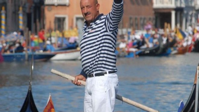 Gondoliér (71) se plaví z Vídně do Budapešti. Dnes si udělá zastávku v Bratislavě