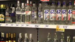 Vláda rozhodla: Tvrdý alkohol se může postupně vracet na pulty restaurací a obchodů