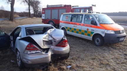 Tragédie na Zlínsku: Nepřipoutaný mladík neuřídil svůj vůz, náraz do stromu nepřežil