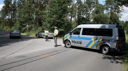 V lese na Bruntálsku našla policie 60 podezřelých lahví s alkoholem