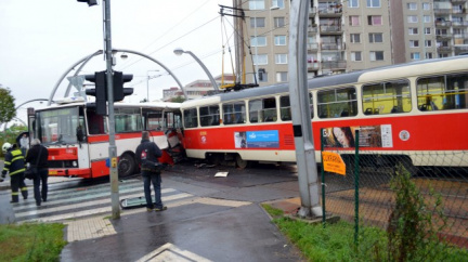 Na Barrandově se srazila tramvaj s autobusem, na místě je 12 zraněných