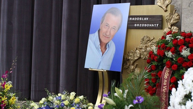 Lidé zaplnili Strašnice. Brzobohatého (†79) vyprovodil na poslední cestu potlesk