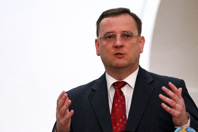 Kdo drží poslance v šachu, aby nepoložili vládu? Odborník má odpověď