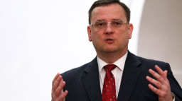 Kdo drží poslance v šachu, aby nepoložili vládu? Odborník má odpověď