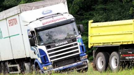 Čelní náraz s kamionem na Orlickoústecku nepřežil řidič osobního auta