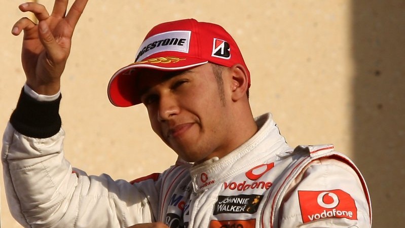 Hamilton kraloval kvalifikaci F1. V Singapuru vyjede první