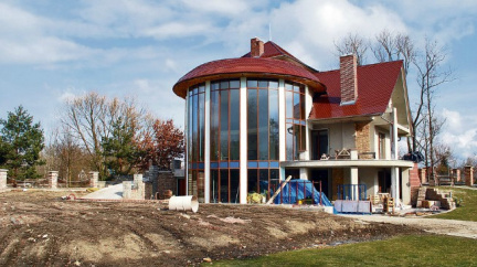 Podnikatel Holeček zřejmě nebude muset zbourat svou luxusní vilu