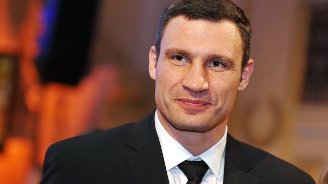 Šampion Vitalij Kličko zahazuje boxerské rukavice. Míří do vysoké politiky
