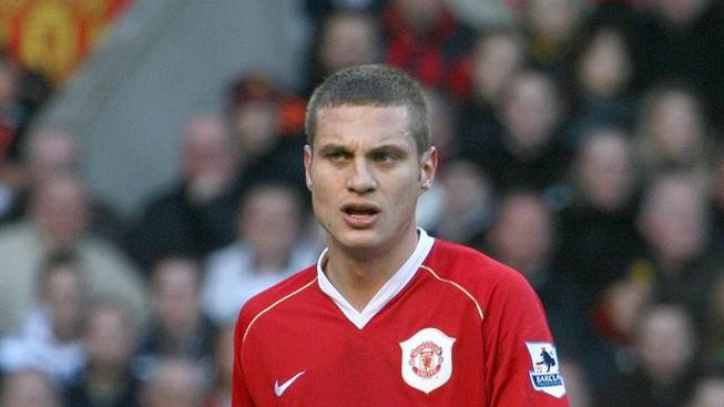 Kapitán Manchester United Vidič má problémy s kolenem. Týmu bude chybět dva měsíce