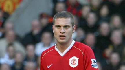 Kapitán Manchester United Vidič má problémy s kolenem. Týmu bude chybět dva měsíce