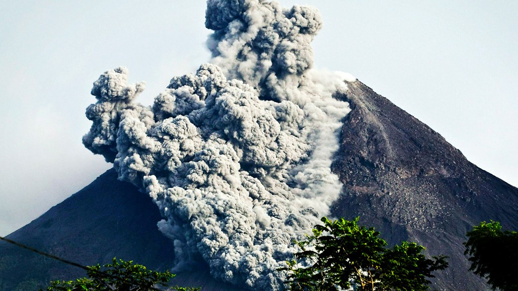 Sopka Marapi v Indonésii náhle chrlí kvanta hustého kouře