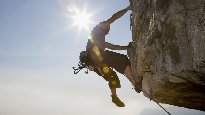 Ve skalách u Teplic nad Metují se z 20 metrů zřítil horolezec