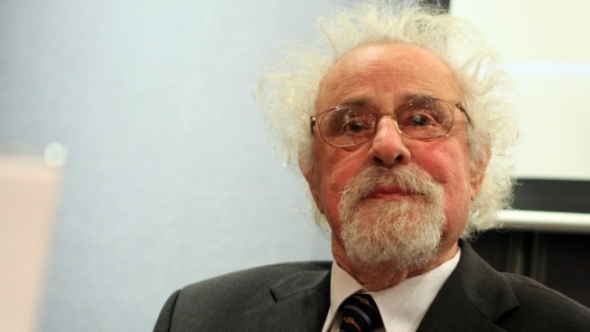 Zemřel čestný předseda ČSSD a poradce Che Guevary Valtr Komárek