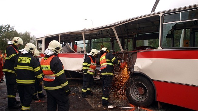 Při střetu dodávky s autobusem se zranilo 18 lidí. Řidič vozu měl v krvi alkohol