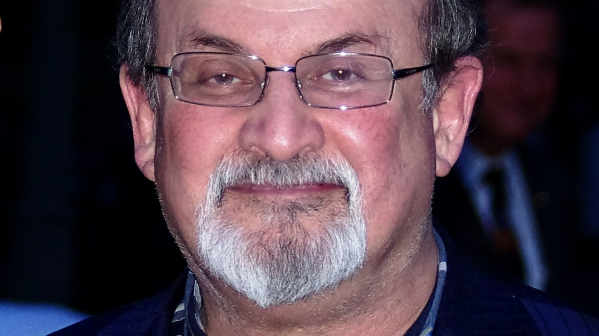 Rushdie napsal autobiografii o tom, jak se žije s neustálou hrozbou smrti