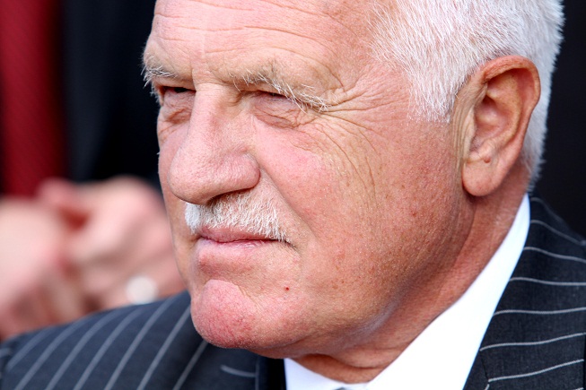 Klaus prý hodil vládě pod nohy další klacek. Nečas mlčí
