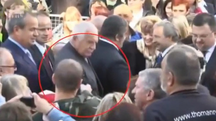 Střelba na Klause: Ochranka nemusela výstřely z airsoftové pistole slyšet