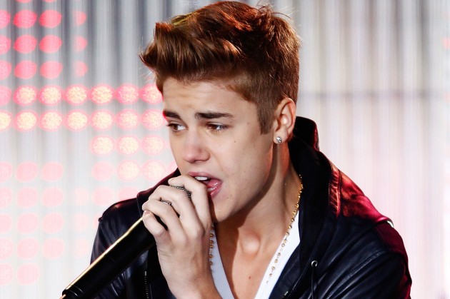 Justin Bieber se pozvracel během koncertu na pódiu!