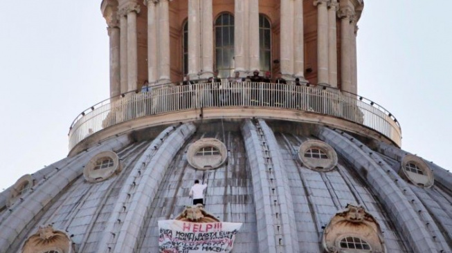 Demonstrant na kopuli baziliky Sv. Petra.