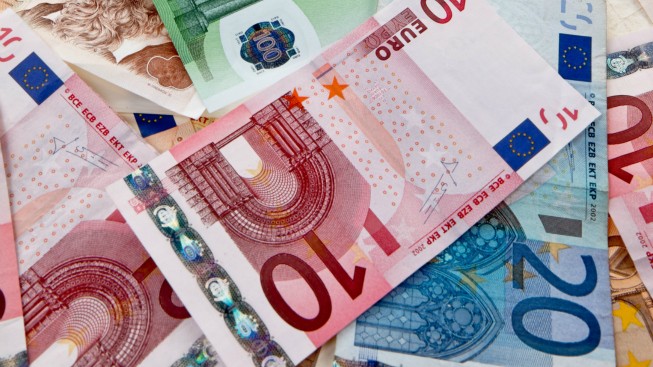 Koruna stagnuje k euru a mírně oslabuje vůči dolaru