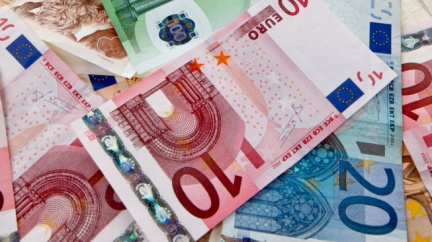 Koruna oslabuje na 25,94 Kč/EUR a na 19,62 Kč/USD
