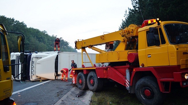 Srážka auta s kamionem si vyžádala tři těžce zraněné