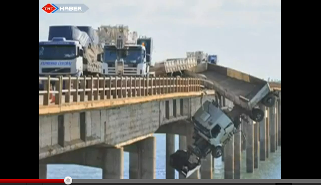 Kamion visel z mostu, řidič unikl smrti!