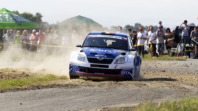 Při závodech najelo auto do diváků. Dva lidé jsou vážně zranění