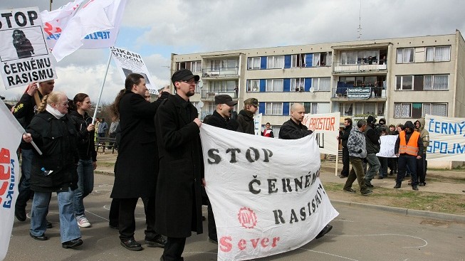 Pochod 70 lidí prošel u romských ubytoven. Konfliktu zamezila policie