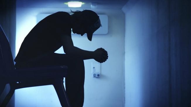 V Česku příbývá sebevražd: Lidi deprimuje krize a růst daní