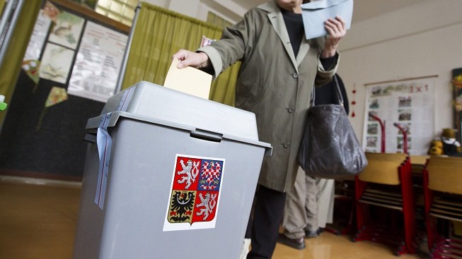 Začaly volby do krajů a třetiny Senátu