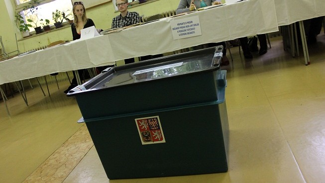 Druhý den voleb: K urnám jdou Schwarzenberg i Němcová