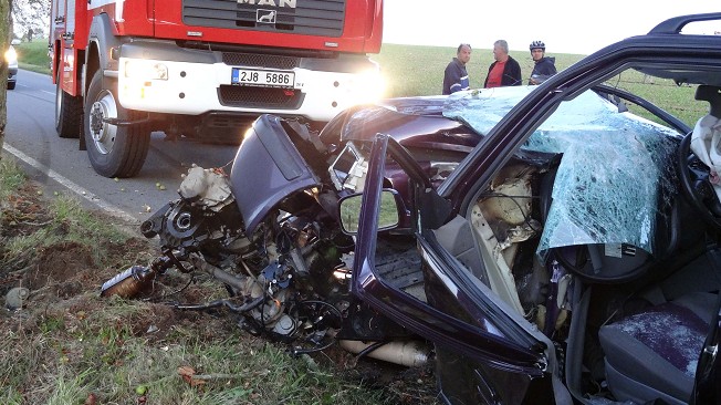 Při nehodě na Českobudějovicku zemřela dívka (†18), pět lidí je zraněno