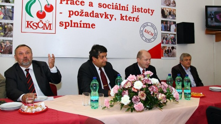Komunisté mají v plánu podpořit Zemana či Dienstbiera