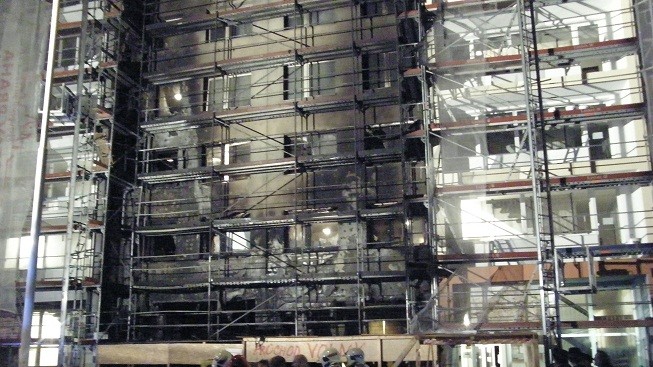 Při požáru pražského bytu uhořela žena. Dalších 5 lidí se zranilo