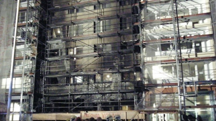 Při požáru pražského bytu uhořela žena. Dalších 5 lidí se zranilo