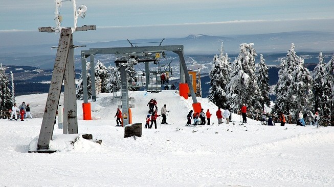 Na lyžaře v Krušných horách čekají nové sjezdovky. Připlatí si za skipasy