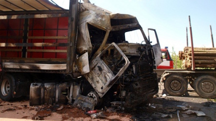 Při havárii na D11 uhořel řidič kamionu