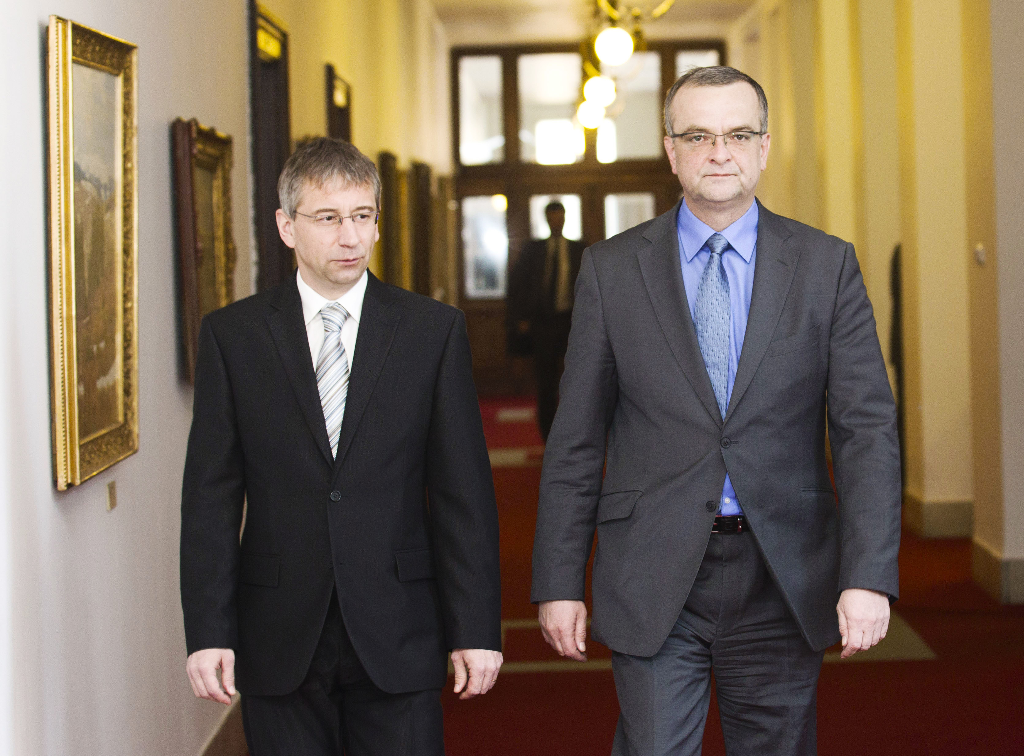 Kalousek a Drábek po ránu strhali výroky Nečase. Padla slova o tunelování