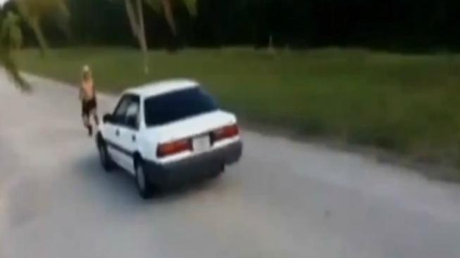 Mladík (19) se pokusil přeskočit protijedoucí automobil. Neuspěl