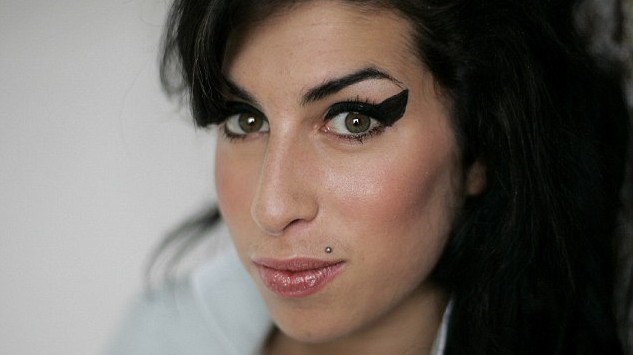 Z domu Amy Winehouse zmizely svatební šaty