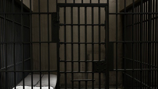 Matka vyhodila novorozeně v igelitce do kontejneru. Dostala 16,5 roku