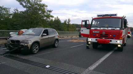 Na Vysočině zemřela na silnici žena. Následně vznikla hromadná havárie