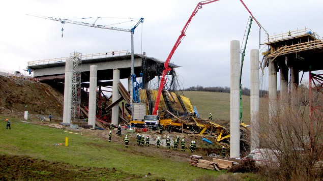 Pád mostu zavinila vadná podpěra. Konstrukce nevydržela obrovský tlak
