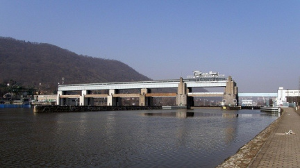 Do Labe unikla neznámá látka. Hasiči se ji snaží chytit