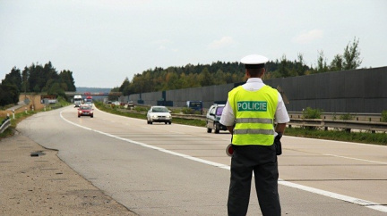 Policie objevila na dálničním přivaděči auto s mrtvým řidičem